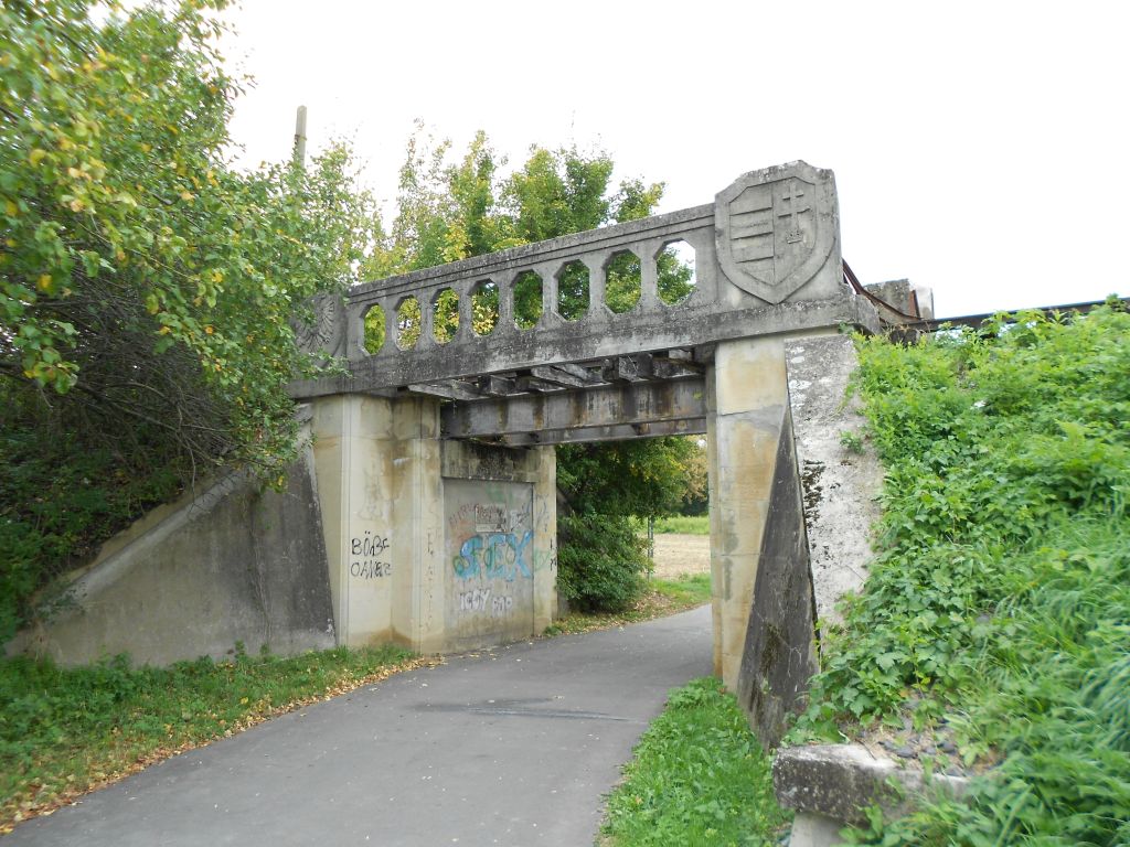 Frühjahrswanderung 2014: Bei einem Rundgang durch Feldbach und Mühldorf wurden Ort des Ersten Weltkrieges erkundet. Hier machen wir bei einer der noch bestehenden Eisenbahnbrücke der Verbindung zwischen Lager und Hauptbahnhof Feldbach Station.